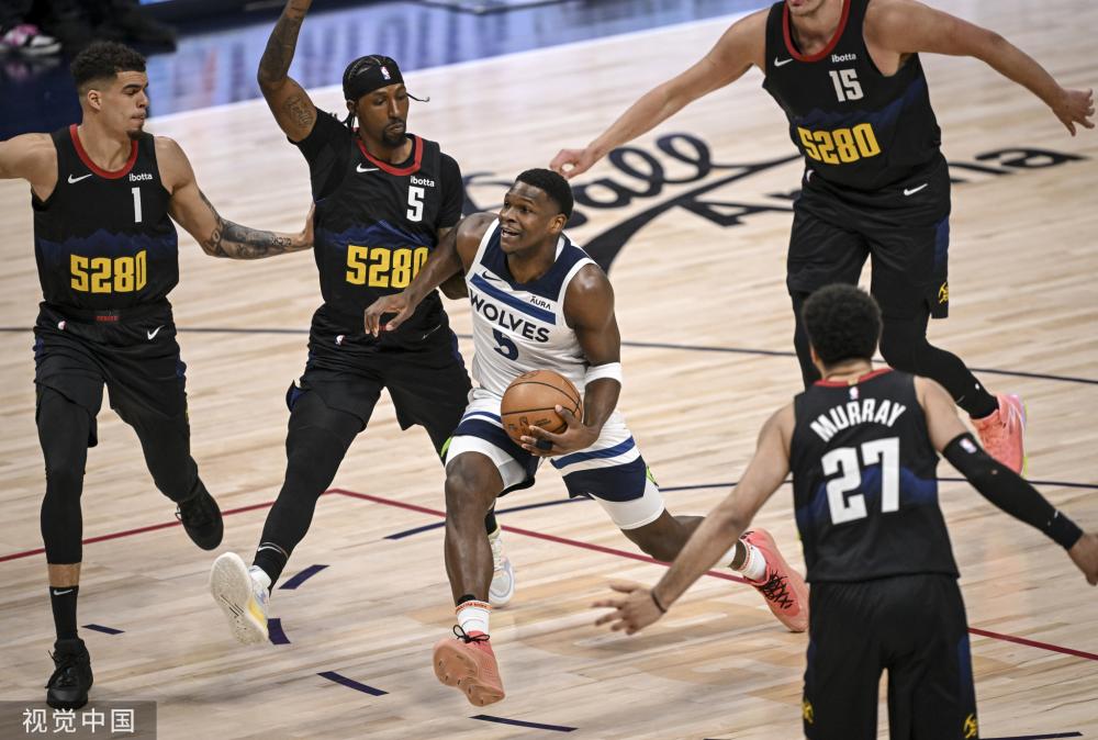 他们通过施 他们通过施